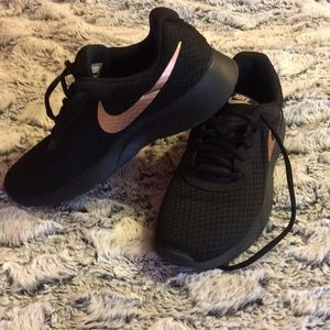 nike tanjun rose gold black